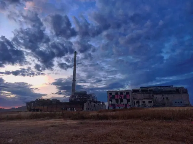 #abandomedplaces all over 
Είναι από εκείνα τα κτίρια που έχασαν το ενδιαφέρον τους μέσα σε ένα βράδυ. Που το παράτησαν σα να μην υπήρξε θαρρείς ποτέ.
Ανάμεσα σε νερό και χώμα, σε φωνές και σκέψεις. Έμεινε μόνο να το ξε γυμνώνουν. Να του τρώνε τα σωθικά.

#φωτογραφία #εργοστάσιο #εγκαταλελειμμένο #factory #Greece #Athens #photomoment #mobilephotography #frame #phenomenon #sky #earth #soil #photography #abandomplaces #piraeus #color #photographergreece #painting